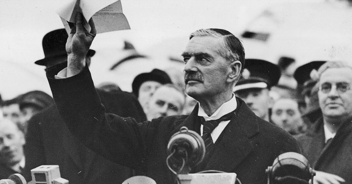 Neville Chamberlain ukazuje dohodu po návratu z Mnichova v roce 1938